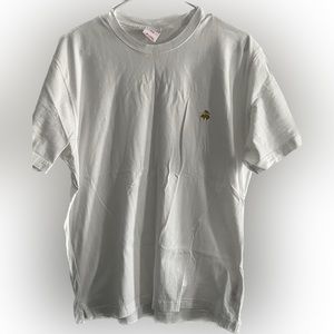 Men’s white tee